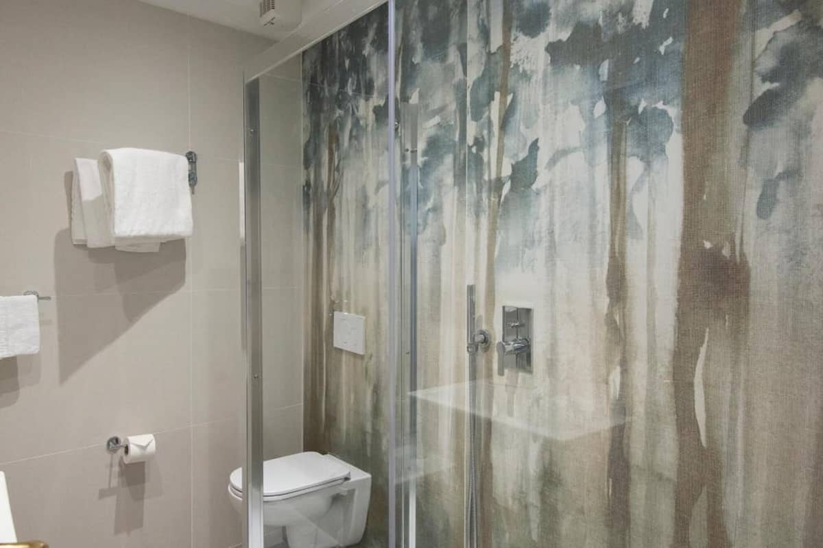 combined shower/bathtub, hair dryer, towels