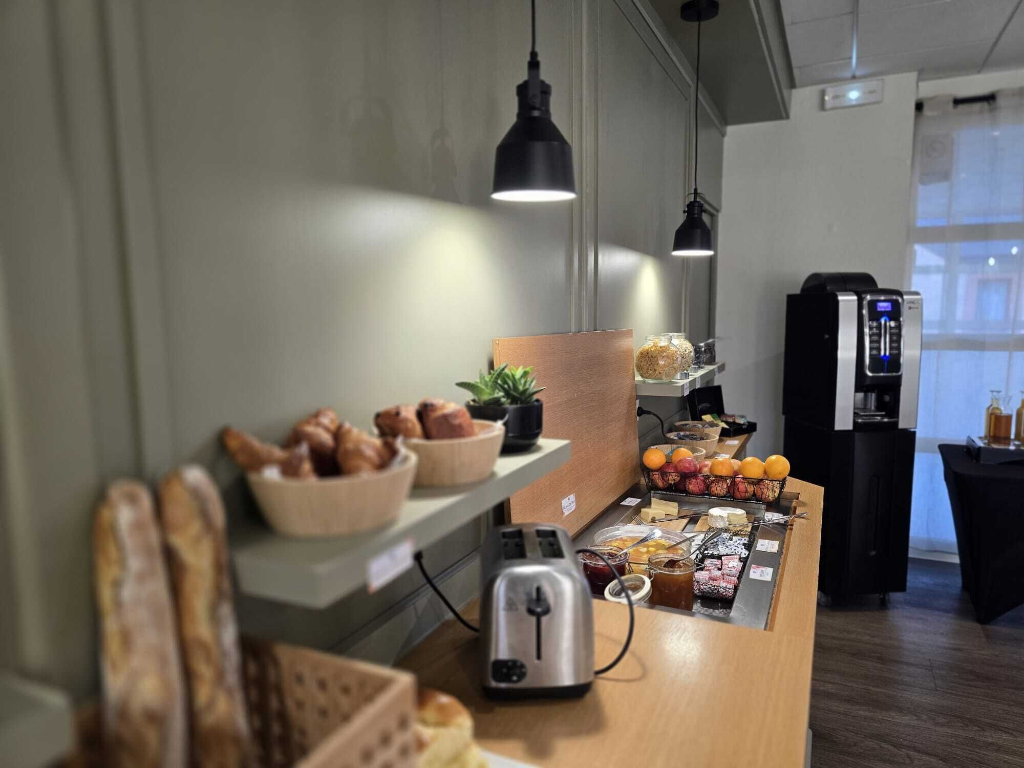 每日供應自助早餐 (每人 EUR9.50)