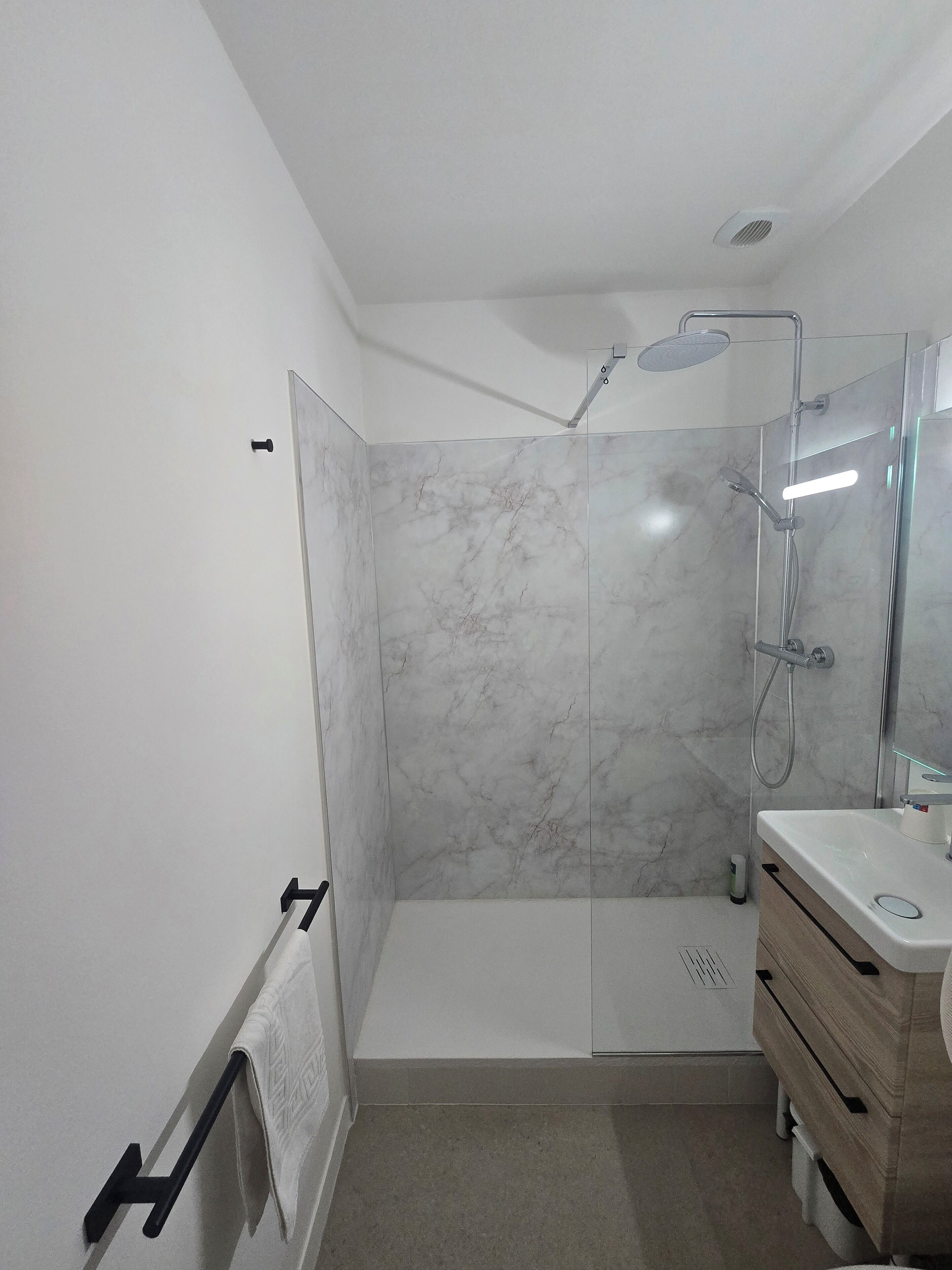 Classic-Doppelzimmer | Badezimmer | Kostenlose Toilettenartikel, Haartrockner, Handtücher