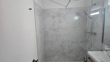 Classic-Doppelzimmer | Badezimmer | Kostenlose Toilettenartikel, Haartrockner, Handtücher