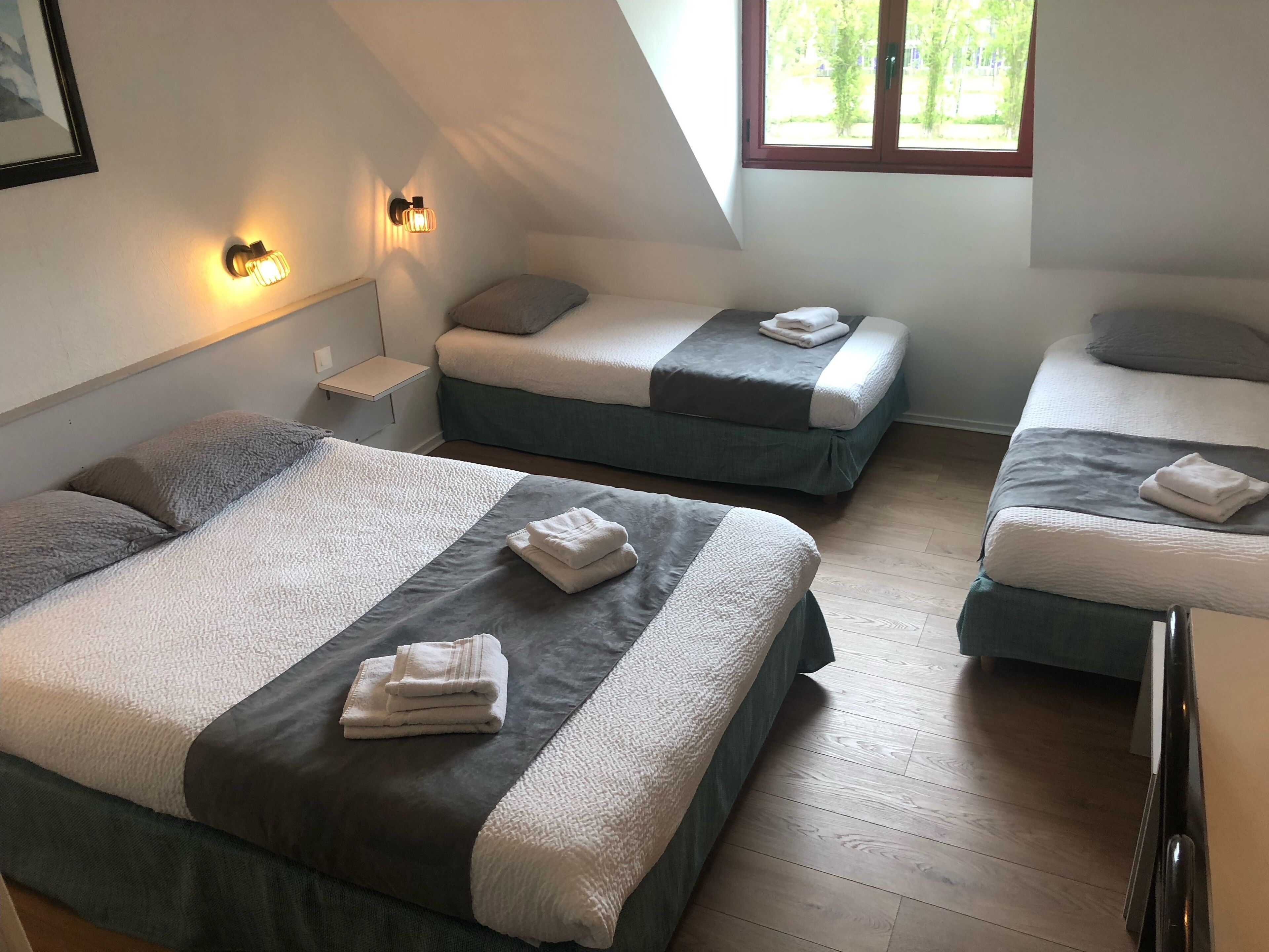 家庭客房 | 書桌、隔音、免費 Wi-Fi、床單