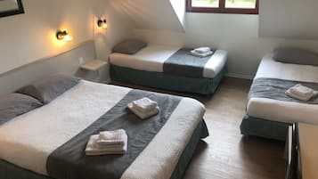 Family Room | Desk, soundproofing, free WiFi, bed sheets