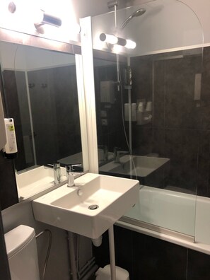 Free toiletries, hair dryer, towels - Logis Hôtel Restaurant Les Fontaines (Lanvollon)