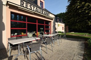 Terrace/patio - Logis Hôtel Restaurant Les Fontaines (Lanvollon)
