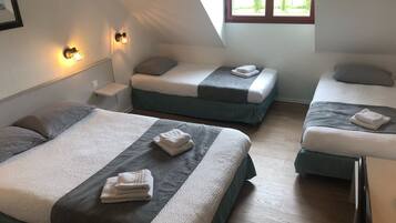 Desk, soundproofing, free WiFi, bed sheets