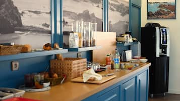 Daily buffet breakfast (EUR 9.50 per person)
