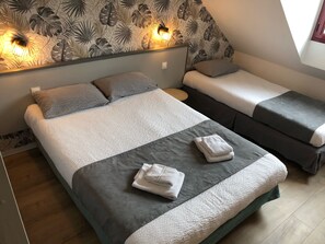 Triple Room - Logis Hôtel Restaurant Les Fontaines (Lanvollon)