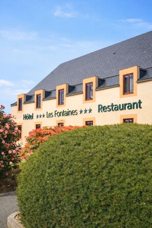 Front of property - Logis Hôtel Restaurant Les Fontaines (Lanvollon)
