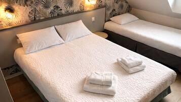 Escritorio, sistema de insonorización, wifi gratis y ropa de cama