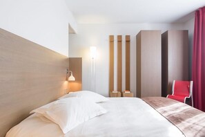 Minibar, caja de seguridad en la habitación y escritorio 