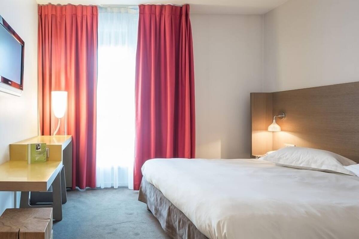Minibar, coffres-forts dans les chambres, bureau, rideaux occultants