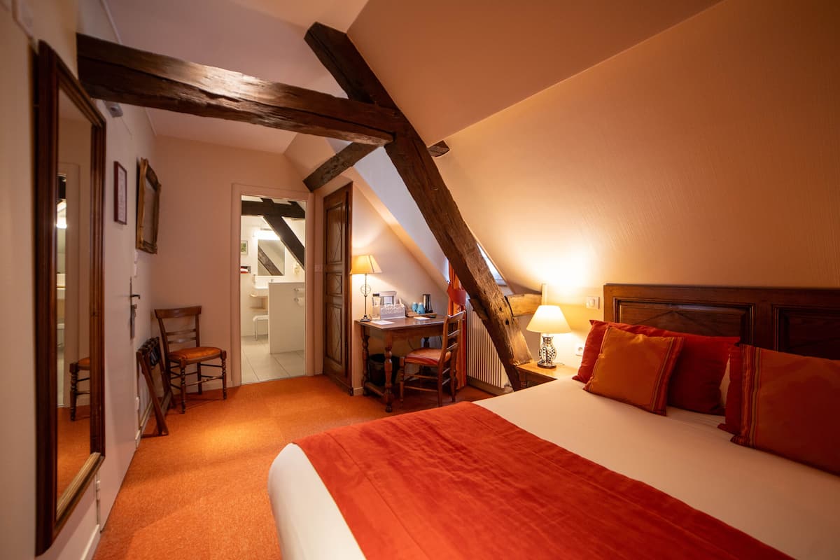 Klassieke tweepersoonskamer | Luxe beddengoed, een kluis op de kamer, individueel gedecoreerd