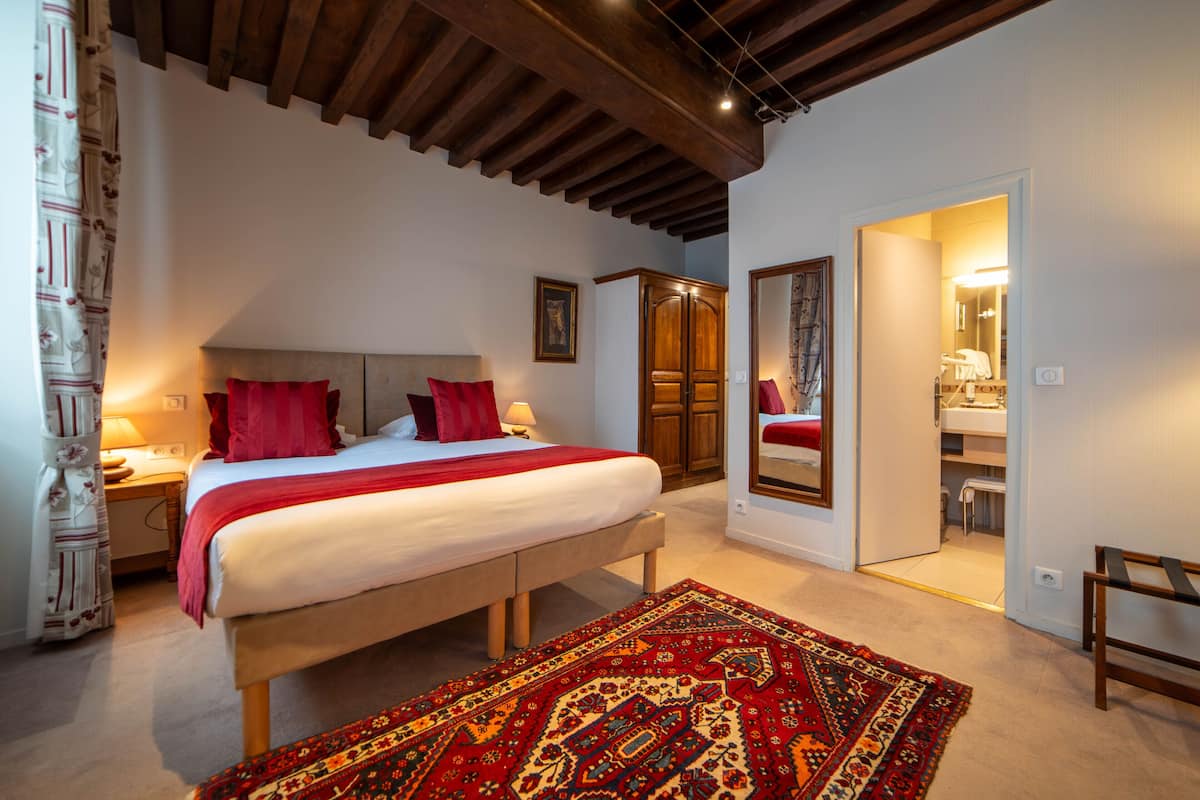 Superior tweepersoonskamer | Luxe beddengoed, een kluis op de kamer, individueel gedecoreerd