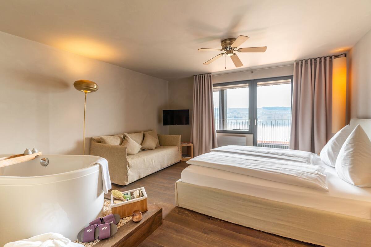 Premium Lake Zimmer | 防过敏的被褥、迷你吧、客房内保险箱、遮光窗帘