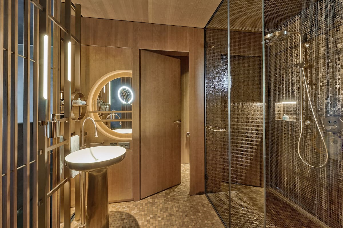 superior village zimmer | bathroom | free toiletries, hair dryer, towels