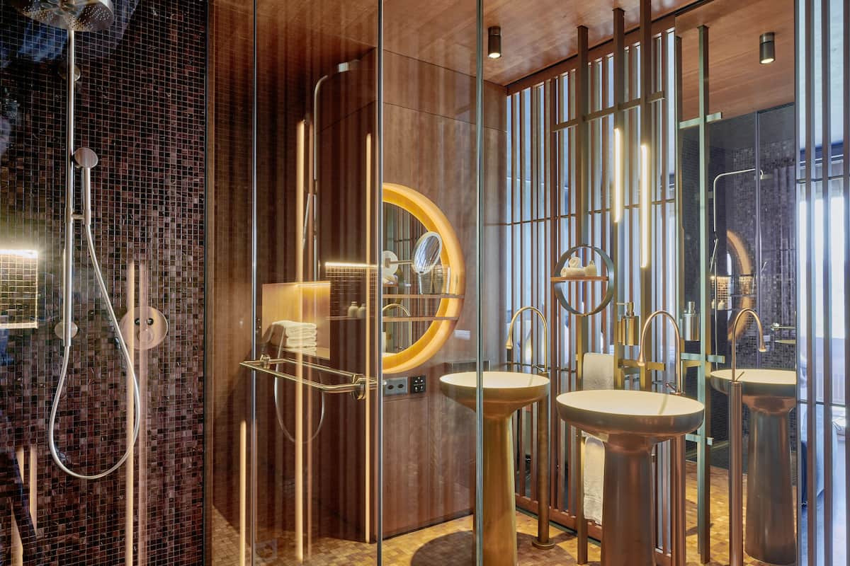 junior suite lake | bathroom | free toiletries, hair dryer, towels