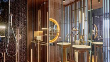 Junior Suite Lake | Bathroom | Free toiletries, hair dryer, towels