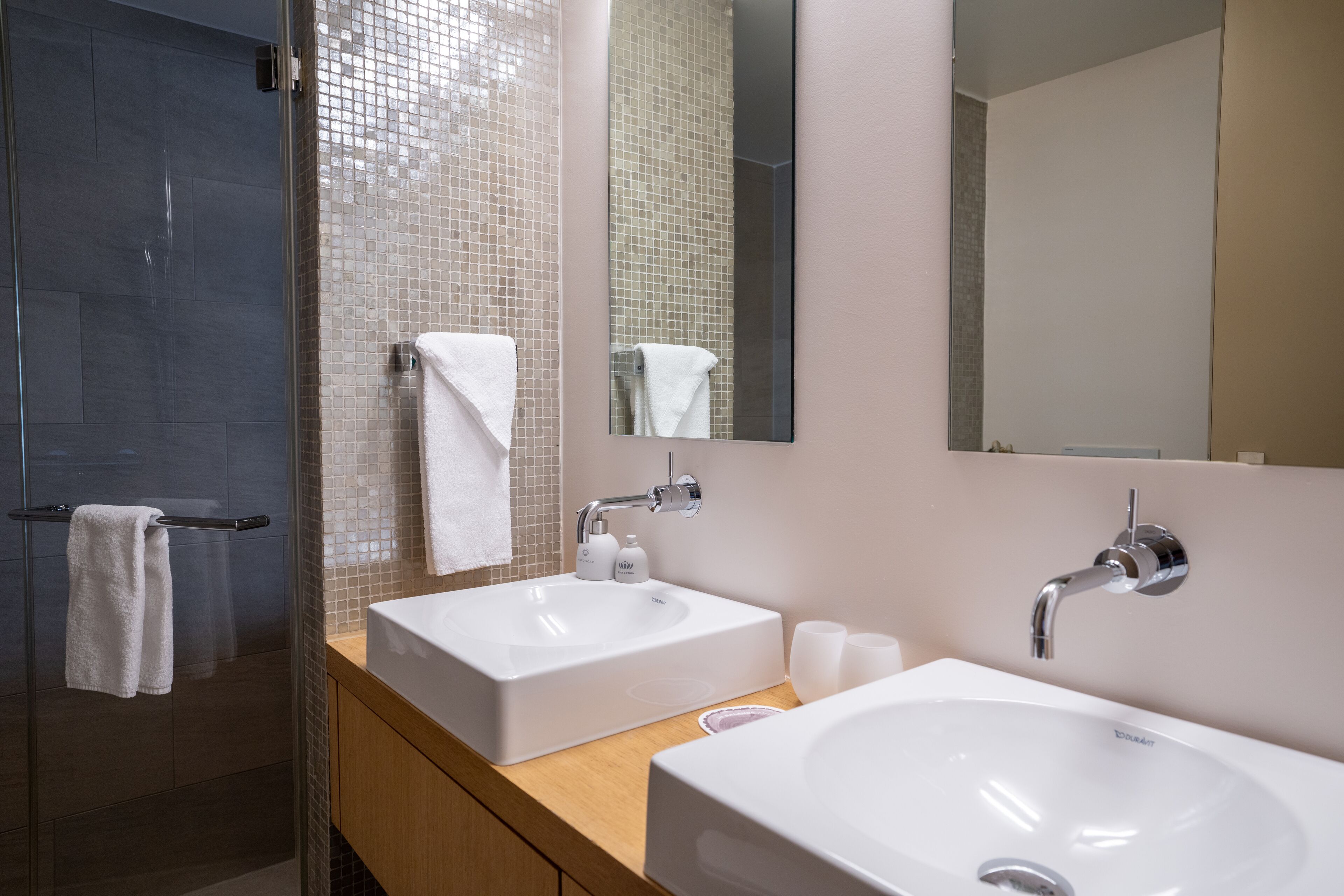 premium lake zimmer | bathroom | free toiletries, hair dryer, towels