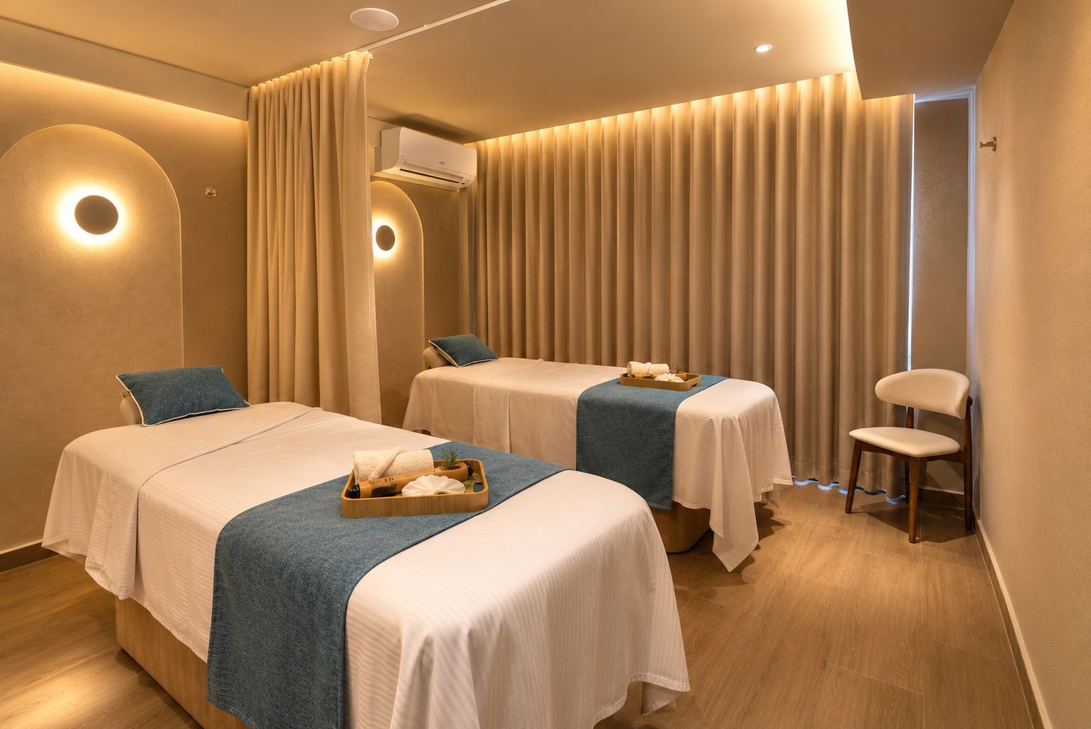 Ein Hotelzimmer mit zwei Betten, einem Sessel und einem Fenster mit Vorhängen.