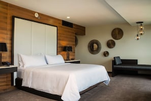 In-room safe, desk, laptop workspace, blackout curtains - Hilton San Salvador (San Salvador)
