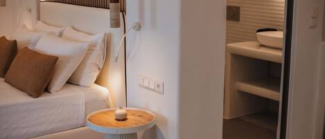 Luxe suite, uitzicht op zee | Een kluis op de kamer, een strijkplank/strijkijzer, gratis wifi