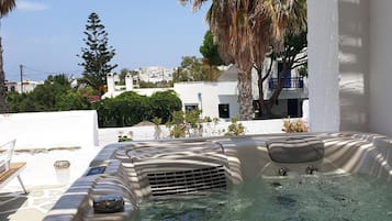Seaside Residence with Outdoor Hot Tub, Sea View | Tina de hidromasaje privada