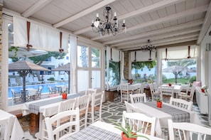 Se sirven desayunos, comidas, cenas y cocina griega con vista al mar