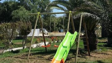 Área de juegos infantiles al aire libre