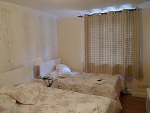 Pillow-top beds, desk, iron/ironing board, free cots/infant beds - Haven Hotel (London)