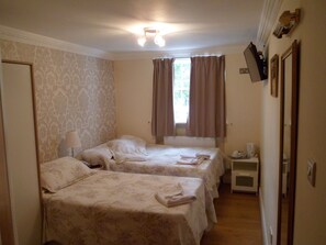 ピロートップベッド、デスク、アイロン / アイロン台、ベビーベッド (無料)