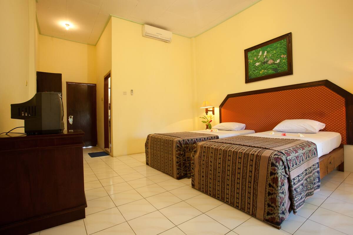 Minibar, in-room safe, desk, WiFi (free)