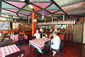 Bar (trong khuôn viên)