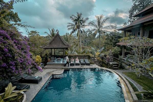 Ulkouima-allas, aurinkotuoleja