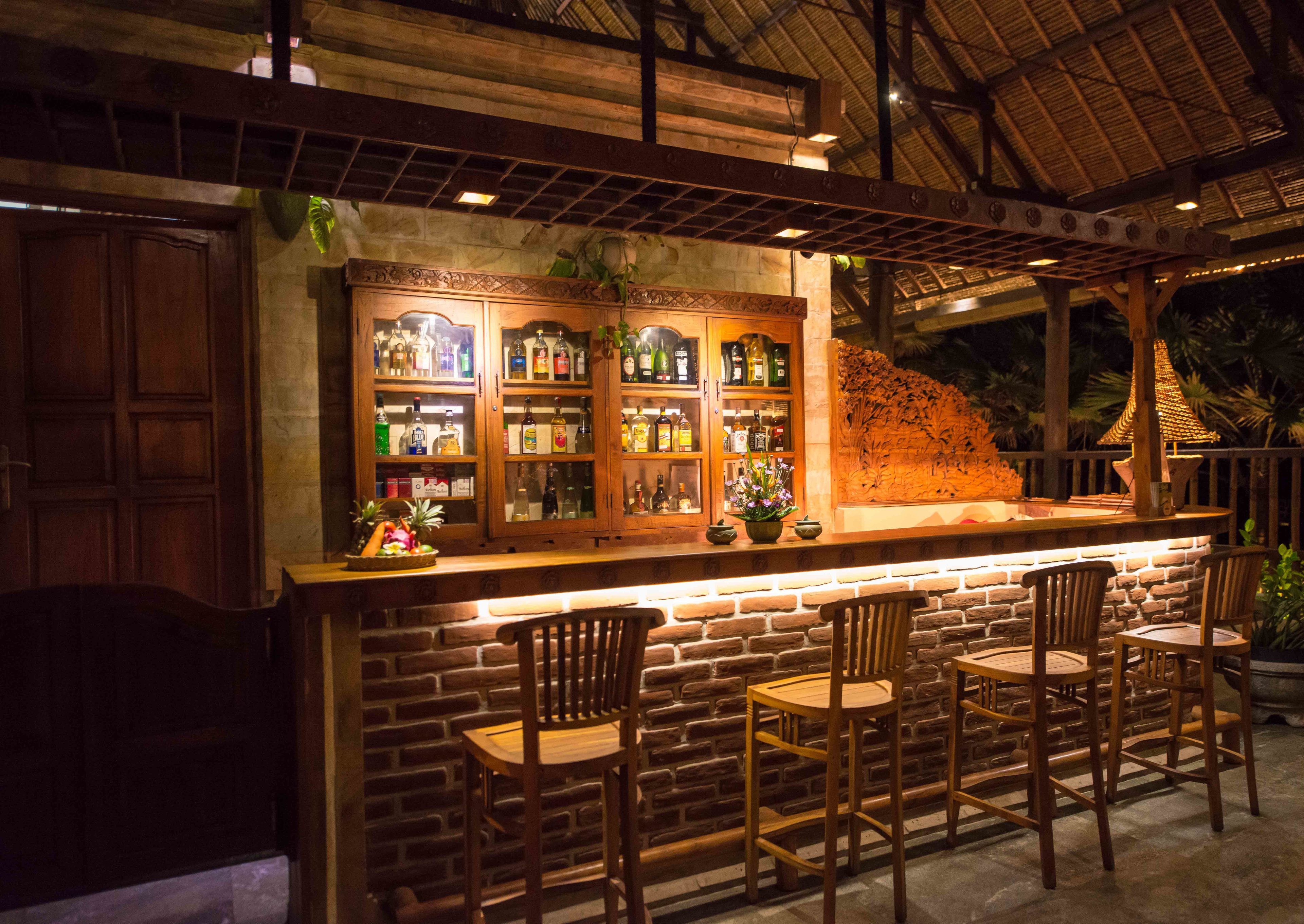 2 bars/lounges, swim-up bar, poolside bar, beach bar