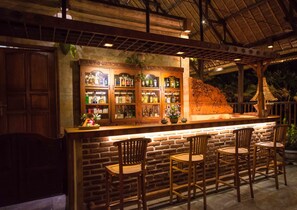 2 bars, bar en milieu de piscine, bar en bord de piscine, bar de plage