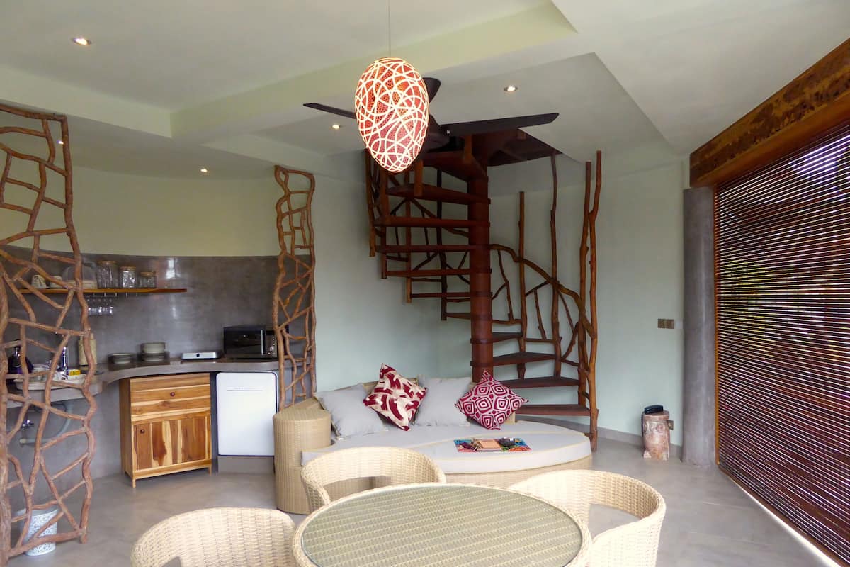 Khu vực ăn uống tại phòng