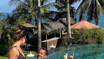 Sarapan lengkap setiap hari (IDR 272000 per orang)