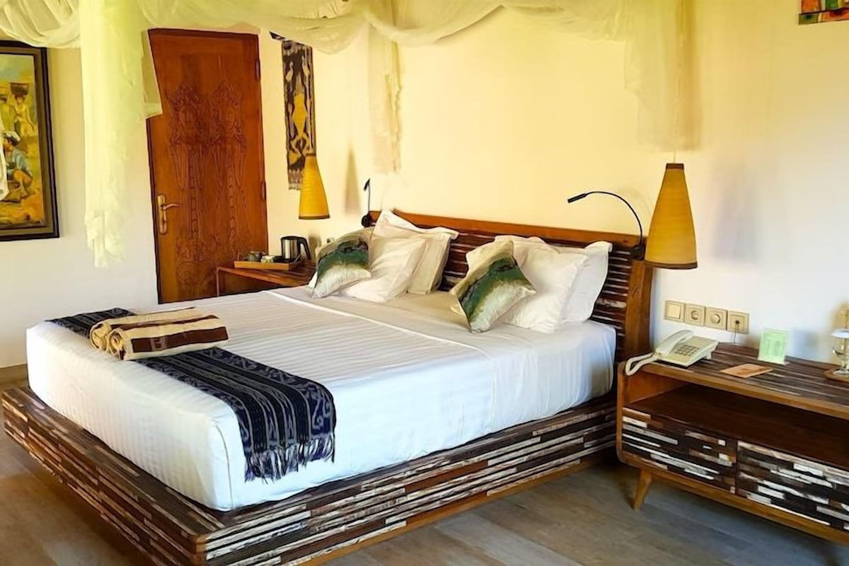Premium bedding, minibar, in-room safe, desk