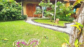 Deluxe Cottage, Garden View | Premium bedding, minibar, in-room safe, desk