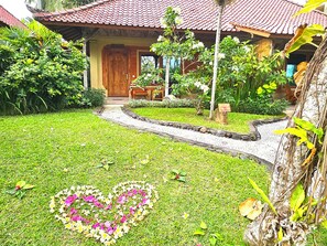 Deluxe Cottage, Garden View