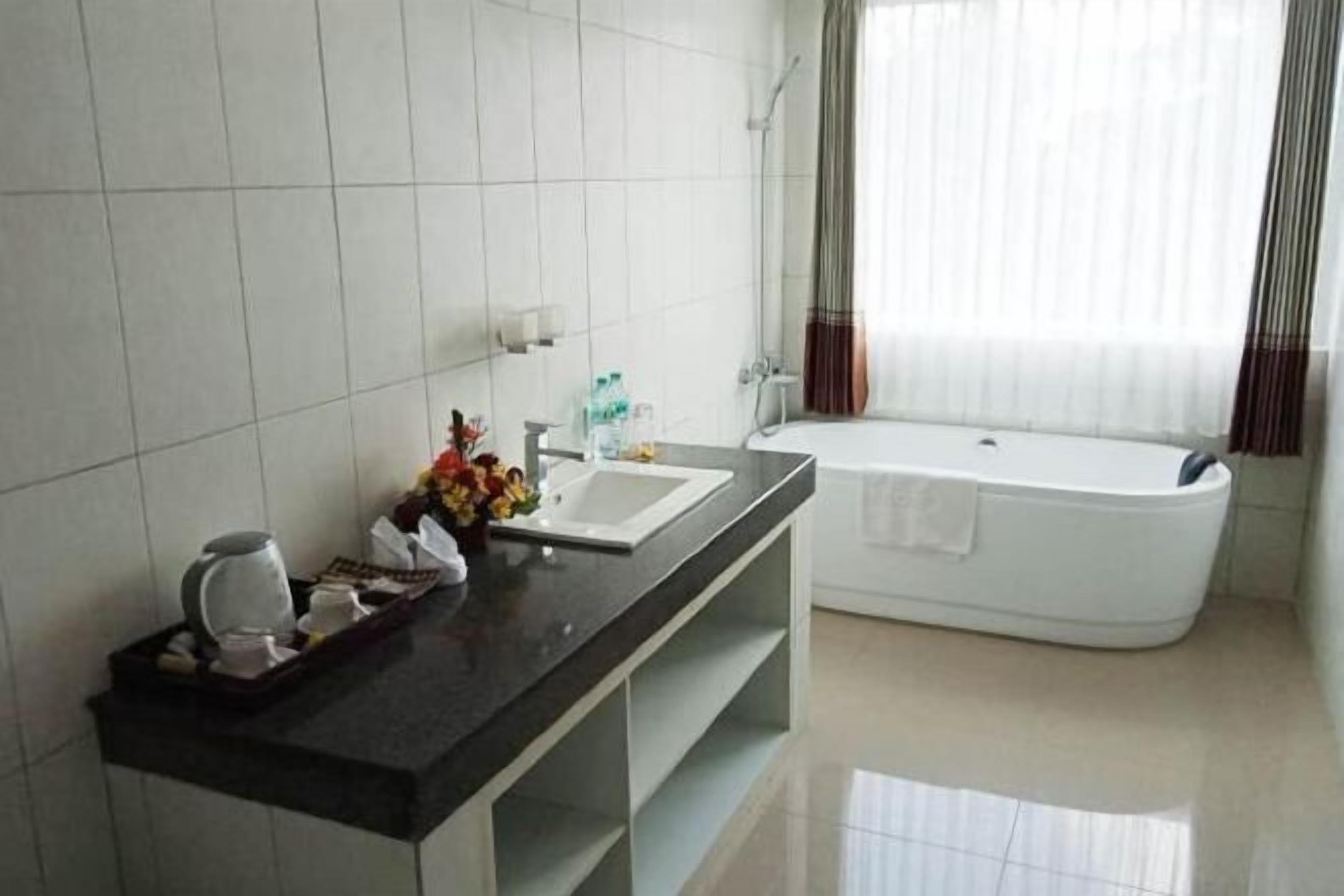 Bathroom | Combined shower/bathtub, free toiletries, slippers, towels
