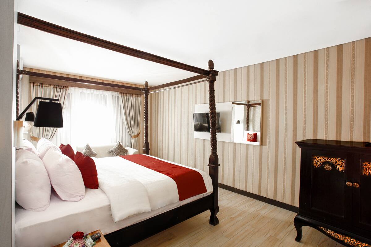 Junior Suite King Bed | 迷你吧、客房内保险箱、办公桌、遮光窗帘