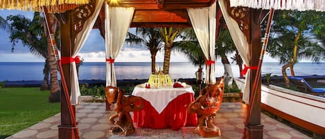 Serveert ontbijt, lunch, diner, stranduitzicht