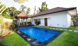 Villa Familiale, 1 très grand lit, vue piscine, en front de plage