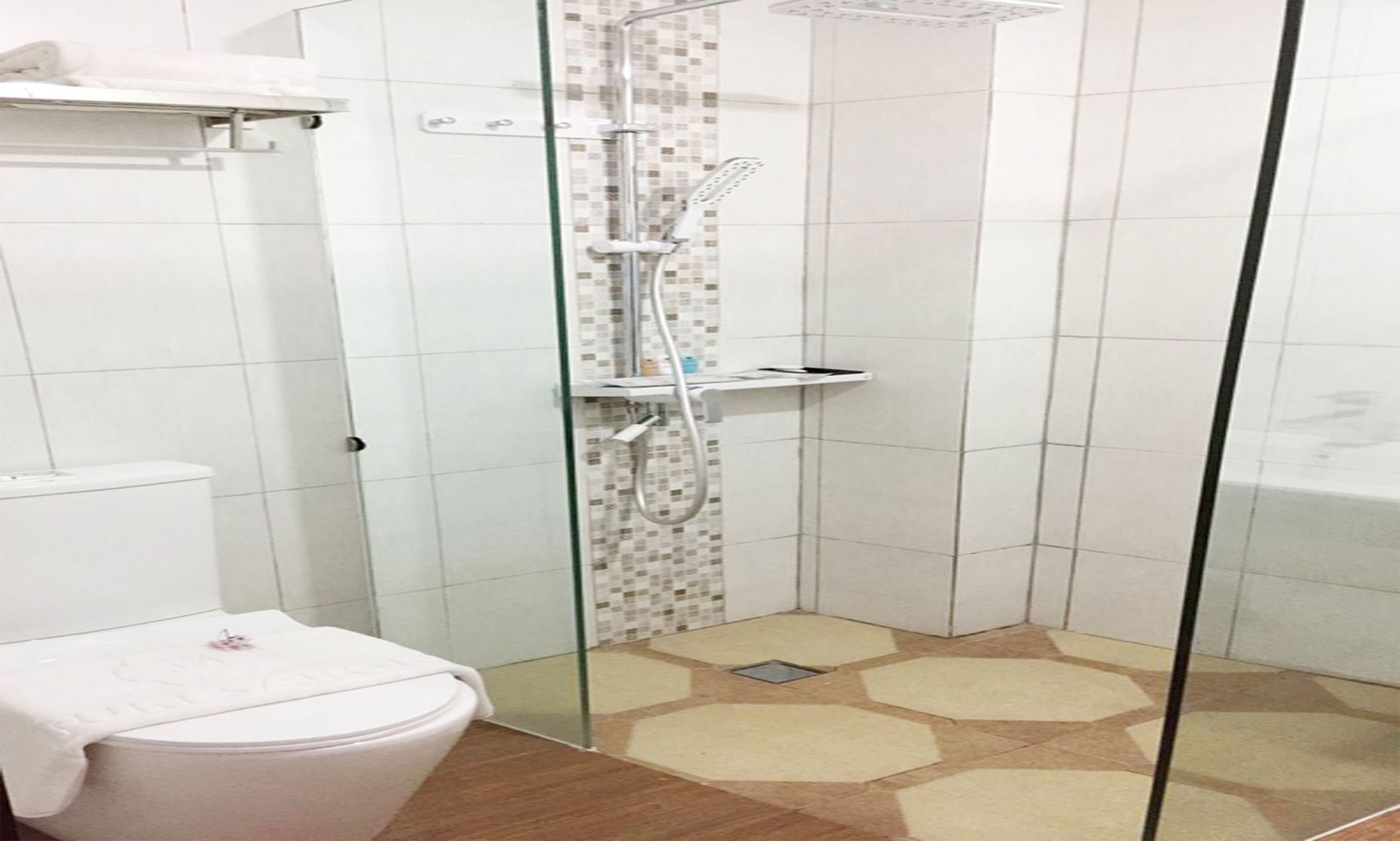 Kamar mandi | Kombinasi shower/bathtub, perlengkapan mandi gratis, sandal, dan handuk
