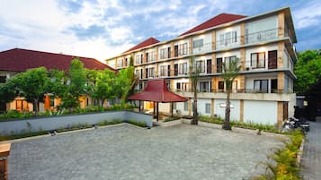 Minibaari, tallelokero huoneessa, työpöytä, pimennysverhot