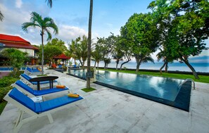 2 outdoor pools, sun loungers - Puri Saron Baruna Beach (Buleleng)