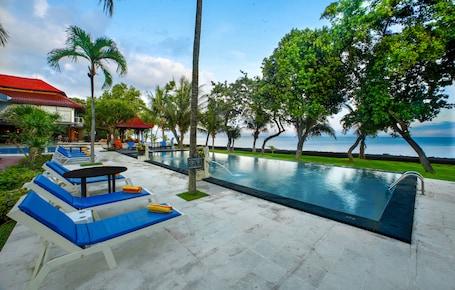 2 outdoor pools, sun loungers