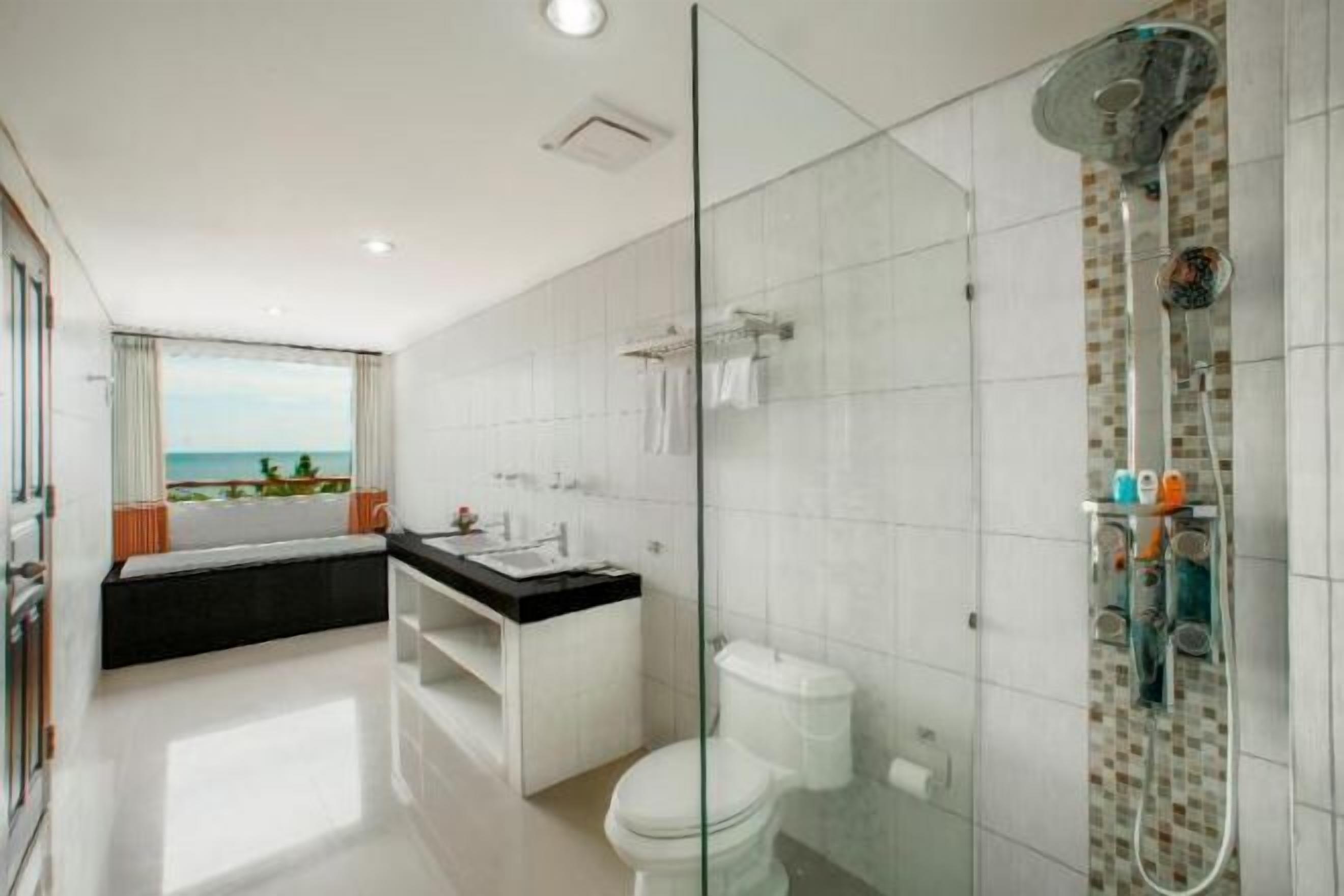 Bathroom | Combined shower/bathtub, free toiletries, slippers, towels