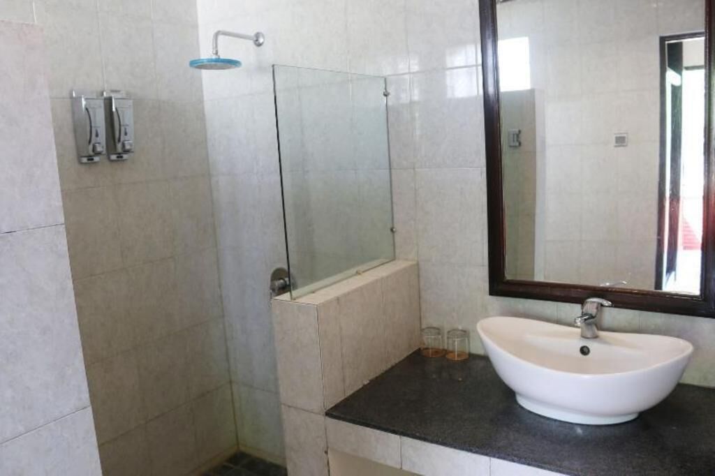 Kamar mandi | Kombinasi shower/bathtub, perlengkapan mandi gratis, sandal, dan handuk
